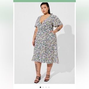 NWT Torrid flutter sleeve midi dress